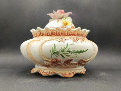 Сахарница/бонбоньерка с крышкой винтажная Capodimonte Nove, с объемным цветочным декором, фарфор, 17 х 14 см, Италия, 1960-70гг.