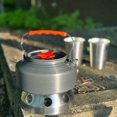 Intirilife Intirilife Wasser-/Teekocher, Outdoor Kochkessel mit 1,1 L Kochen beim Camping oder auf Reisen Orange Прибор для приготовления чая и воды Intirilife, чайник для приготовления пищи на открытом воздухе емкостью 1,1 л — приготовление пищи в походе
