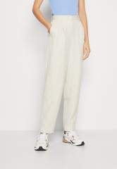 Tommy Hilfiger TAPERED PANT Trousers weathered white ЗАЖИМНЫЕ БРЮКИ Брюки выветрившийся белый