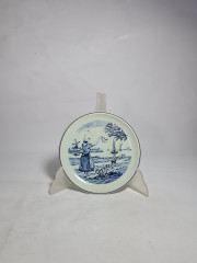 Тарелка декоративная винтажная Delft / Boch "Женщина, провожающая лодки", фарфор, 16.5 см, Нидерланды, 1970-80гг.