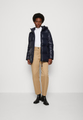 Tommy Hilfiger SORONA PADDED LOGO COAT Winter coat desert sky УТЕПЛЕННОЕ ПАЛЬТО SORONA LOGO Зимнее пальто небо пустыни