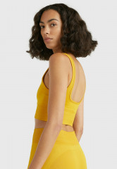 Tommy Hilfiger MID INTENSITY SHINY SEAMLESS Sports bra countryside yellow MID INTENSITY SHINY SEAMLESS Спортивный бюстгальтер сельский желтый