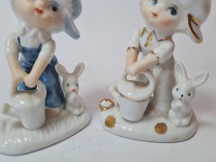 Peach Elegance Фарфоровые статуэтки с позолотой "Мальчик в синей кепке с лейкой и кроликом" и "Мальчик в белой кепке", ручная роспись, 2шт х 8см x 5см, Тайвань, 1960-70гг.